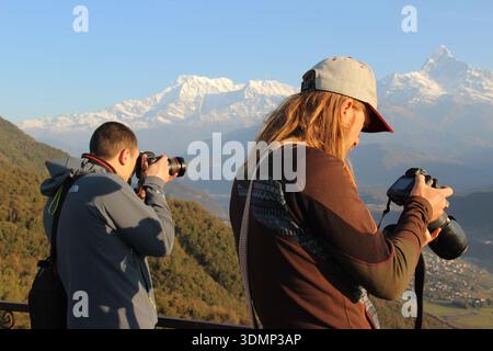Touristen fotografieren Machapuchare (Fischschwanzberg) von einem Aussichtspunkt in der Annapurna Region, Nepal. 12. März 2015. Stockfoto