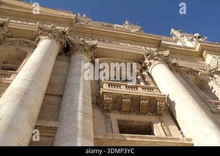 Architektonische Besonderheiten des Petersdoms in Vatikanstadt Stockfoto