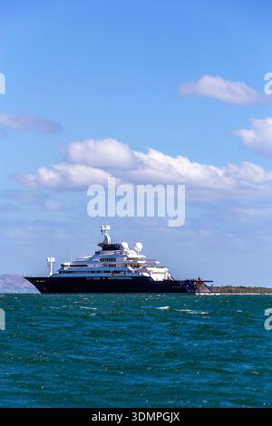 Luxus-Motorboot-Yacht auf Fidschi tropischen Tourismus-Zielinseln im Pazifik Nadi zu Mamanuca Inseln Bootsfahrt. Stockfoto