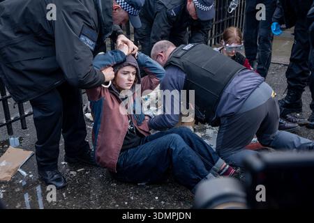 London, Großbritannien. Februar 2026. Die Polizei fesselt einem Anti-Starmer-Demonstranten Handschellen, weil er den Eingang zum Parlament blockiert hat. Zwei junge Demonstranten von der Aktivistengruppe „TAKE BACK POWER“ klebten sich vor dem Parlament an ein Pappmaché-Bildnis von Keir Starmer. Sie mussten aus der Skulptur gesägt werden, bevor sie verhaftet wurden. Quelle: SOPA Images Limited/Alamy Live News Stockfoto