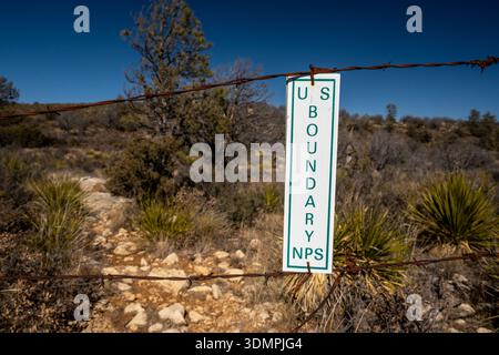 US Boundary Sign auf Einem rostigen Stacheldrahtzaun im Guadalupe Mountains National Park Stockfoto