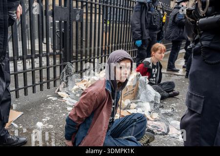 London, Großbritannien. Februar 2026. Die Polizei benutzt elektrische Kettensägen, um einen Anti-Starmer-Protestler von einem Pappmaché-Bildnis von Keir Starmer zu trennen. Zwei junge Demonstranten von der Aktivistengruppe „TAKE BACK POWER“ klebten sich vor dem Parlament an ein Pappmaché-Bildnis von Keir Starmer. Sie mussten aus der Skulptur gesägt werden, bevor sie verhaftet wurden. (Foto: Lab Mo/SOPA Images/SIPA USA) Credit: SIPA USA/Alamy Live News Stockfoto