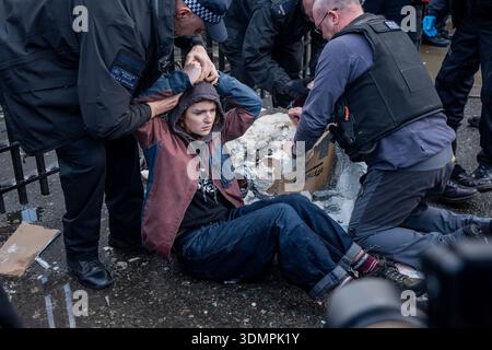London, Großbritannien. Februar 2026. Die Polizei fesselt einem Anti-Starmer-Demonstranten Handschellen, weil er den Eingang zum Parlament blockiert hat. Zwei junge Demonstranten von der Aktivistengruppe „TAKE BACK POWER“ klebten sich vor dem Parlament an ein Pappmaché-Bildnis von Keir Starmer. Sie mussten aus der Skulptur gesägt werden, bevor sie verhaftet wurden. (Foto: Lab Mo/SOPA Images/SIPA USA) Credit: SIPA USA/Alamy Live News Stockfoto