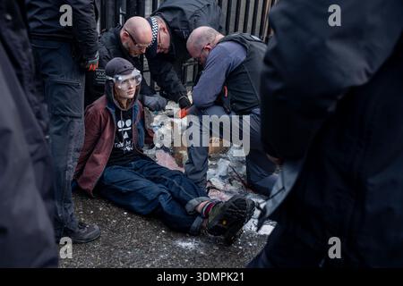London, Großbritannien. Februar 2026. Die Polizei benutzt elektrische Kettensägen, um einen Anti-Starmer-Protestler von einem Pappmaché-Bildnis von Keir Starmer zu trennen. Zwei junge Demonstranten von der Aktivistengruppe „TAKE BACK POWER“ klebten sich vor dem Parlament an ein Pappmaché-Bildnis von Keir Starmer. Sie mussten aus der Skulptur gesägt werden, bevor sie verhaftet wurden. (Foto: Lab Mo/SOPA Images/SIPA USA) Credit: SIPA USA/Alamy Live News Stockfoto