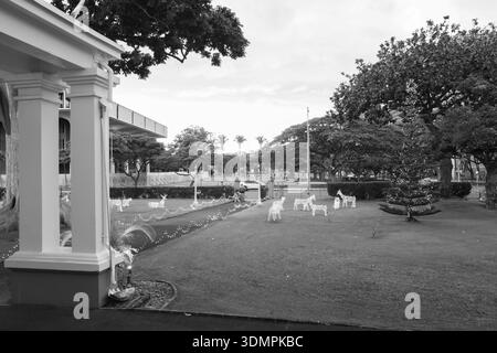 Der Washington Place in Honolulu, Hawaii, wurde für sein jährliches weihnachtliches Open House mit Weihnachtslichtern und beleuchteten Hirschen dekoriert. Die historische Residenz Stockfoto