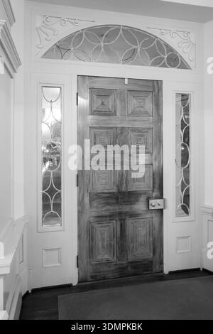 Der Eingang zum Washington Place, der offiziellen Residenz des Gouverneurs von Hawaii, ist in Honolulu zu sehen. Das historische Gebäude wurde 1846 erbaut Stockfoto