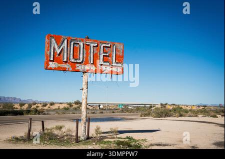 Verlassenes Motel-Schild an der Interstate 40 in der Nähe von Kingman Arizona, USA. Stockfoto