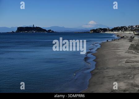 Fuji und Enoshima. Es gibt malerische Orte von Zushi und Kamakura in der Präfektur Kanagawa, Japan, wo Sie Enoshima vor dem Fuji sehen können. Stockfoto