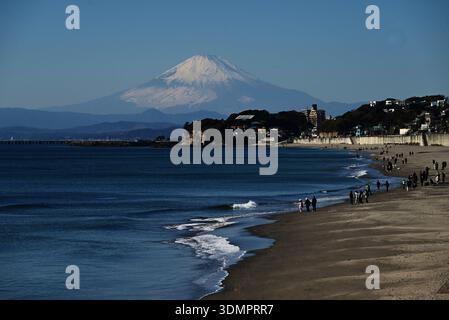 Fuji und Enoshima. Es gibt malerische Orte von Zushi und Kamakura in der Präfektur Kanagawa, Japan, wo Sie Enoshima vor dem Fuji sehen können. Stockfoto