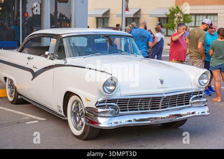 Ein weißes Ford Fairlane Victoria Coupé aus dem Jahr 1956 auf einer Autoshow in Downtown Auburn, Indiana, USA. Stockfoto