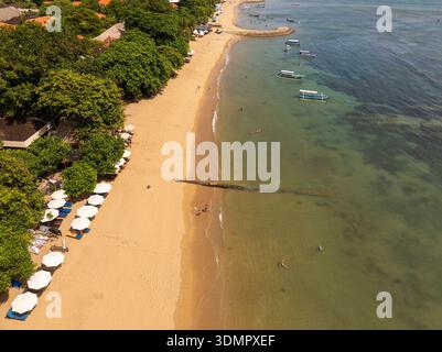 Blick aus der Vogelperspektive auf Sandstrand und Flachmeer in Sanur, Bali, Indonesien Stockfoto
