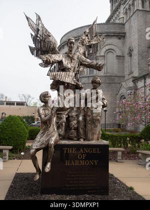 Die Skulptur „Engel der Harmonie“ von Wiktor Szostalo befindet sich auf dem Friedhof der Kathedrale von Saint Louis in St. Louis, Missouri. Stockfoto