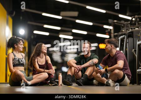 Nach dem Training im Fitnessstudio können Sie sich während der Nachmittagsstunden entspannen und lachen Stockfoto
