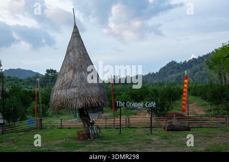 Das Orange Cafe (Laew Tae Pu) in Thung Wa, Satun, Thailand. Ein rustikales Café in einem orangen Obstgarten mit traditionellen Holzhütten und Seeblick. Stockfoto