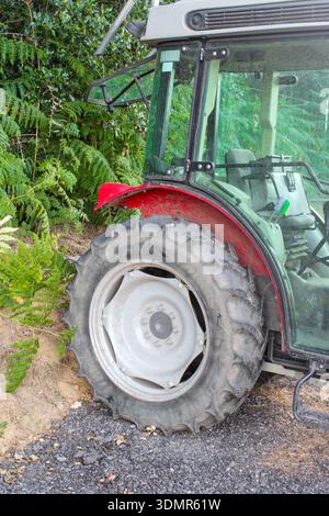 Rote Traktordetails – Nahansicht. Stockfoto