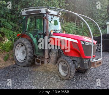 Roter kleiner Traktor auf dem landwirtschaftlichen Betrieb. Stockfoto