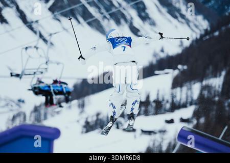 02.06.2026, Livigno, Snow Park, Slopestyle Training, kranke Eileen Gu aus China Stockfoto