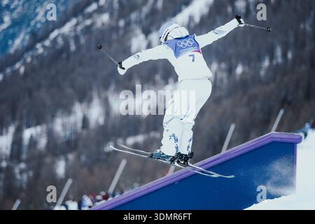 02.06.2026, Livigno, Snow Park, Slopestyle Training, kranke Eileen Gu aus China Stockfoto