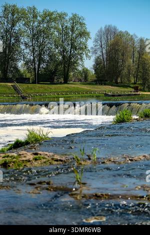 Blick auf den breitesten Wasserfall Europas, wo der Fluss Venta sanft über ein breites Steinbett in Kuldīga, Lettland, fließt. Ventas Rumba dehnt sich weit Stockfoto