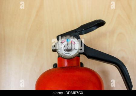Feuerlöscher an der Wand. Feuerlöschanlage im Gebäude Feuerlöscher stehen für Brandfälle zur Verfügung. Stockfoto