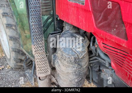 Rote Traktordetails – Nahansicht. Stockfoto
