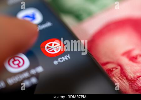 London. UK – Februar 04. 2026. Eine Makroaufnahme des chinesischen Digital Yuan- oder e-CNY-Anwendungssymbols auf einem Smartphone mit chinesischen Yuan-Banknoten Stockfoto