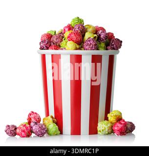 Karamellisiertes Fruchtpopcorn in rot-weiß gestreiftem Papierbecher isoliert auf weiß Stockfoto