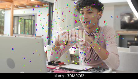 Lippenstiftmann mit rosafarbenem Oberteil und Halstuch, Make-up zu Hause mit Laptop, Konfetti Stockfoto