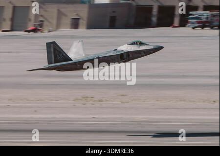 Ein F-22 Raptor der US Air Force, der der Joint Base Elmendorf-Richardson (Alaska) zugeordnet ist, fliegt während der Red Flag-Nellis 26-1 auf der Nellis Air Force Base, N Stockfoto