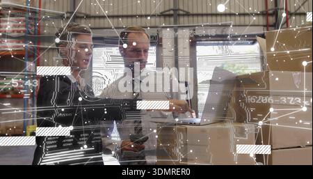 Gesten von zwei Mitarbeitern in Geschäftskleidung, die Laptops auf gestapelten Kisten im Lager überprüfen, AR-Overlay Stockfoto