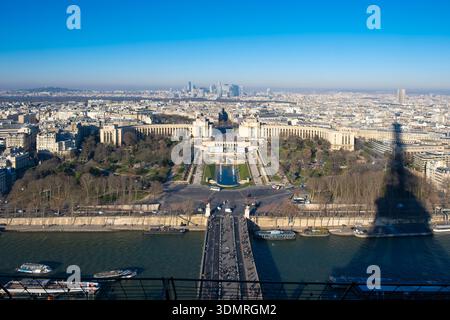 Blick vom Eiffelturm von Trocadero und Palais de Chaillot mit dem langen Schatten des Eiffelturms über die Gärten, Paris Stadtbild mit Stockfoto