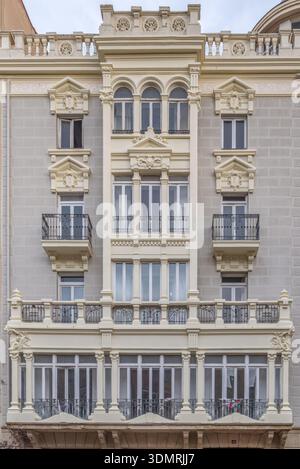 Elegante Fassade des historischen Gebäudes in Logrono, Spanien Stockfoto