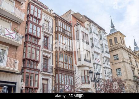 Historische Gebäude mit Holzbalkonen am Marktplatz, Logrono, Spanien Stockfoto