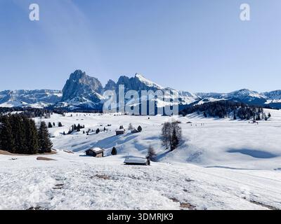 Die Menschen können auf der verschneiten Seiser Alm Ski fahren und wandern und die majestätischen Dolomiten genießen Stockfoto