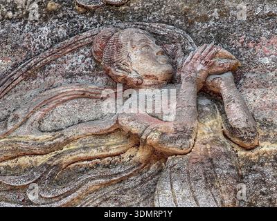 Apsara, eine himmlische weibliche Figur in der buddhistischen und hinduistischen Mythologie, Reliefs am Ausgang eines Tunnels, Oriental Buddha Park, Leshan City, Sichuan, China, Asien. Stockfoto