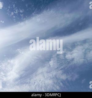 Himmel mit schroffen Zirruswolken vor einem blauen Farbverlauf, der auf klares Wetter, Gelassenheit und freien Raum für Inspiration hinweist. Hochwertiges Foto Stockfoto