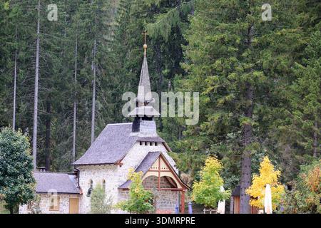 Pragser Wildsee-Kapelle im Herbst, Südtirol, Italien Stockfoto