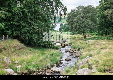 Ländliche Szene mit Bäumen und kleinem Bach im Peak District im Saddleworth Moor im Greater Manchester. Stockfoto