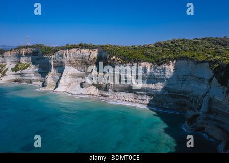 Ionisches Ufer mit Klippen auf Akra Drastis - Kap Drastis, nordwestlichster Punkt der Insel Korfu, Ionische Insel in Griechenland, Drohnenfoto Stockfoto