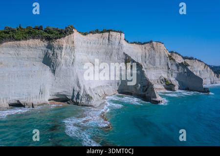 Klippe auf Akra Drastis - Kap Drastis, nordwestlichster Punkt der Insel Korfu, Ionische Insel in Griechenland Stockfoto