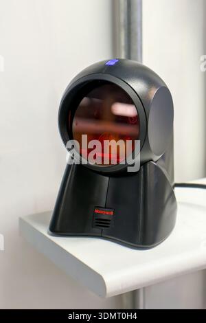 Sliema, Malta - 24. Dezember 2025: Nahaufnahme eines Honeywell Laser-Barcode-Scanners auf einem weißen Regal in einem lokalen Geschäft, der für Preisprüfungen und Lagerbestände verwendet wird. Stockfoto