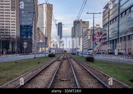 Warschau, Polen - 28. November 2021: Straßenbahngleise in der Prosta-Straße in Warschau Stockfoto