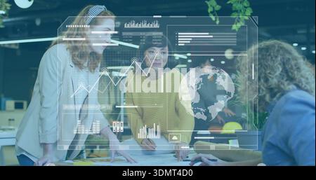 Das Team mit gelbem Strick untersucht Skizzen im Großraumbüro und sieht digitale HUD-Überlagerungen an Stockfoto