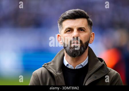 GELSENKIRCHEN, DEUTSCHLAND - 7. FEBRUAR: FC Schalke 04-Cheftrainer Miron Muslic sieht vor dem 2. Bundesliga-Spiel zwischen dem FC Schalke 04 und der SG Dynamo Dresden am 7. Februar 2026 in der Veltins-Arena in Gelsenkirchen. (Foto: Rene Nijhuis) Stockfoto