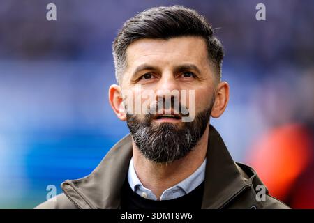 GELSENKIRCHEN, DEUTSCHLAND - 7. FEBRUAR: FC Schalke 04-Cheftrainer Miron Muslic sieht vor dem 2. Bundesliga-Spiel zwischen dem FC Schalke 04 und der SG Dynamo Dresden am 7. Februar 2026 in der Veltins-Arena in Gelsenkirchen. (Foto: Rene Nijhuis) Stockfoto