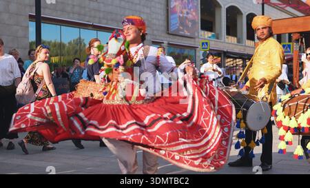 Moskau, Russland - 17. August 2025: Indische Künstler tanzen und spielen Dhol-Trommeln bei einer Kulturveranstaltung im Freien Stockfoto