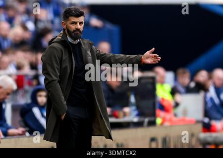 GELSENKIRCHEN, DEUTSCHLAND - 7. FEBRUAR: FC Schalke 04-Cheftrainer Miron Muslic sieht beim 2. Bundesliga-Spiel zwischen dem FC Schalke 04 und der SG Dynamo Dresden am 7. Februar 2026 in der Veltins-Arena in Gelsenkirchen. (Foto: Rene Nijhuis) Stockfoto