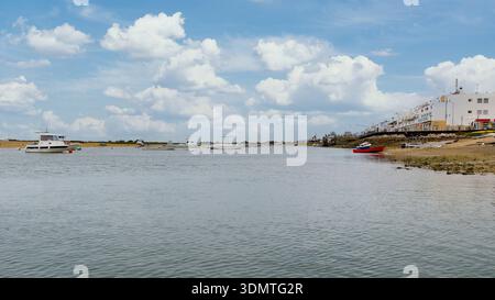 Boote in der Lagune Ria Formosa vor der Küste von Cabanas de Tavira, Algarve, Portugal. Stockfoto