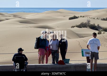 Touristen machen Fotos am Aussichtspunkt maspalomas gran canaria, kanarischen Inseln, spanien Stockfoto