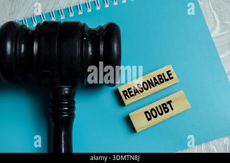 Begriff des Textzweifels an Holzblöcken. Für Beweislast, Schwurgerichtsbarkeit und Rechtssystemstandards Stockfoto